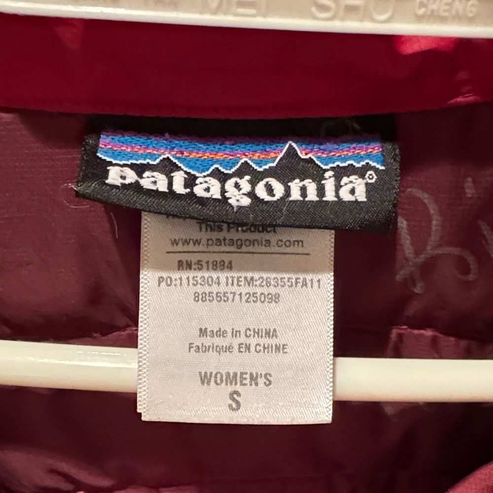 Patagonia Women's Vibrant Red Puffer Jacket. - Picture 2 of 5